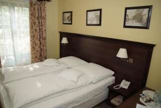 Отели типа «постель и завтрак» Biały Dwór Квидзын Двухместный номер с 1 кроватью или 2 отдельными кроватями-4
